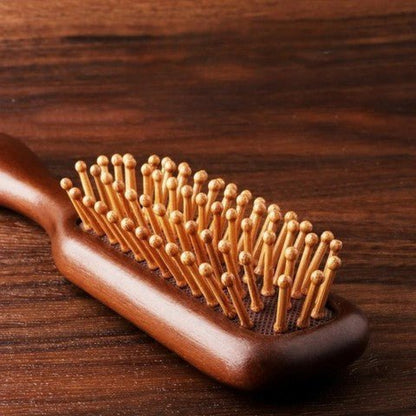 Brosse à cheveux en bois de santal vue des poils en gros plan 