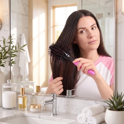 brosse à cheveux femme qui se coiffe avec la brosse 