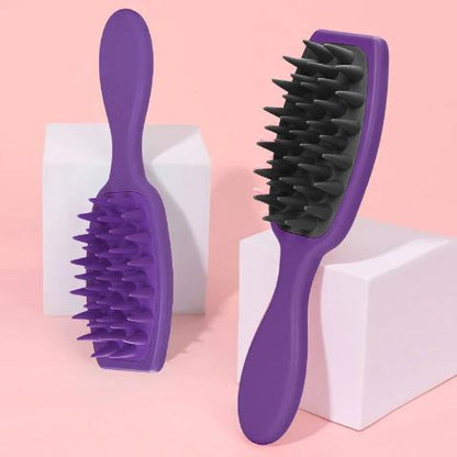 brosse a cheveux massage violet et noire debout contre un bloc décoratif de couleur blanc 