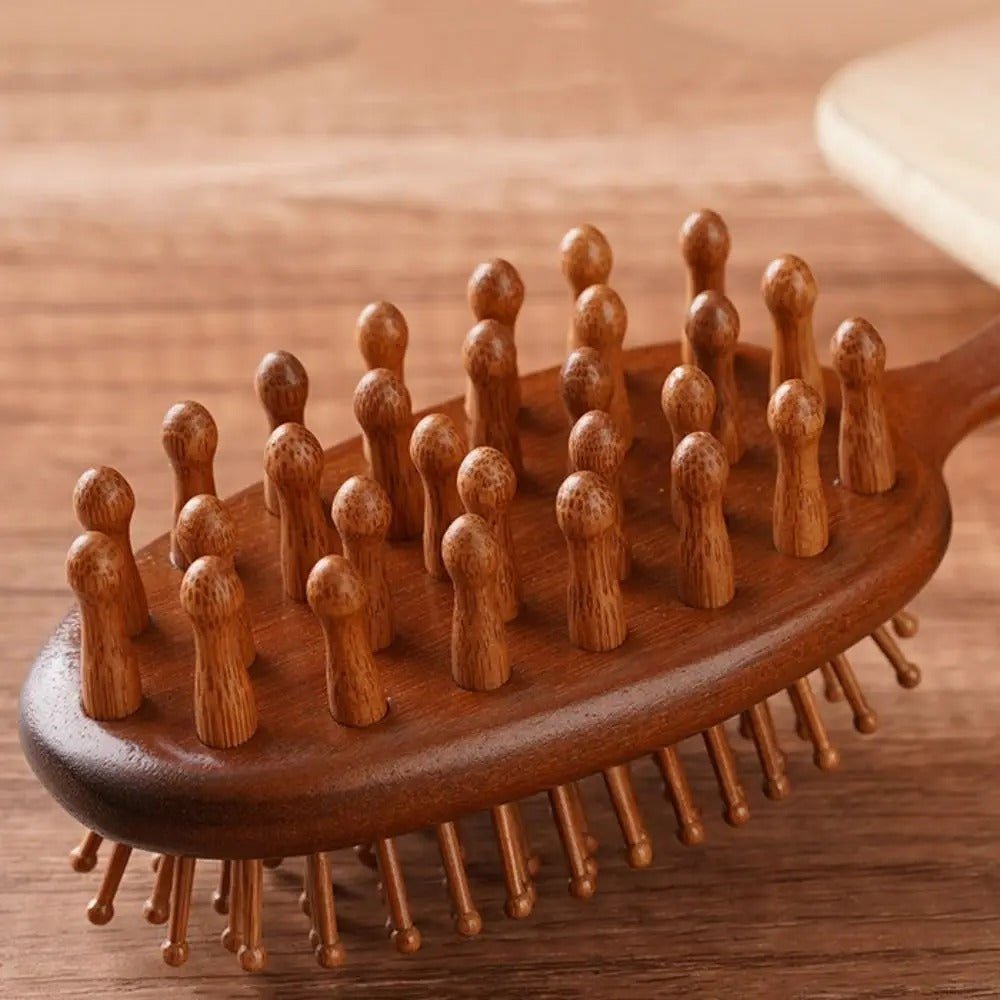 Un gros plan de la brosse à cheveux en bois de santal format arrondi où les poils sont bien démontrés