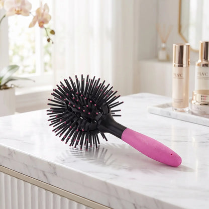 brosse à cheveux posée sur un bureau blanc et gris