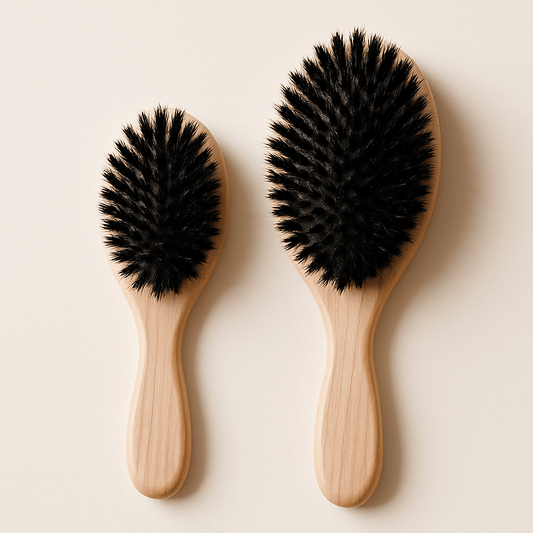 Brosse à Poil de Sanglier deux formats posées à plat sur un plan crème 