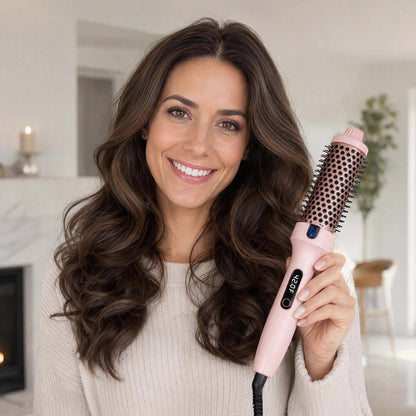Brosse chauffante femme qui admire ses cheveux coiffés brosse à la main 