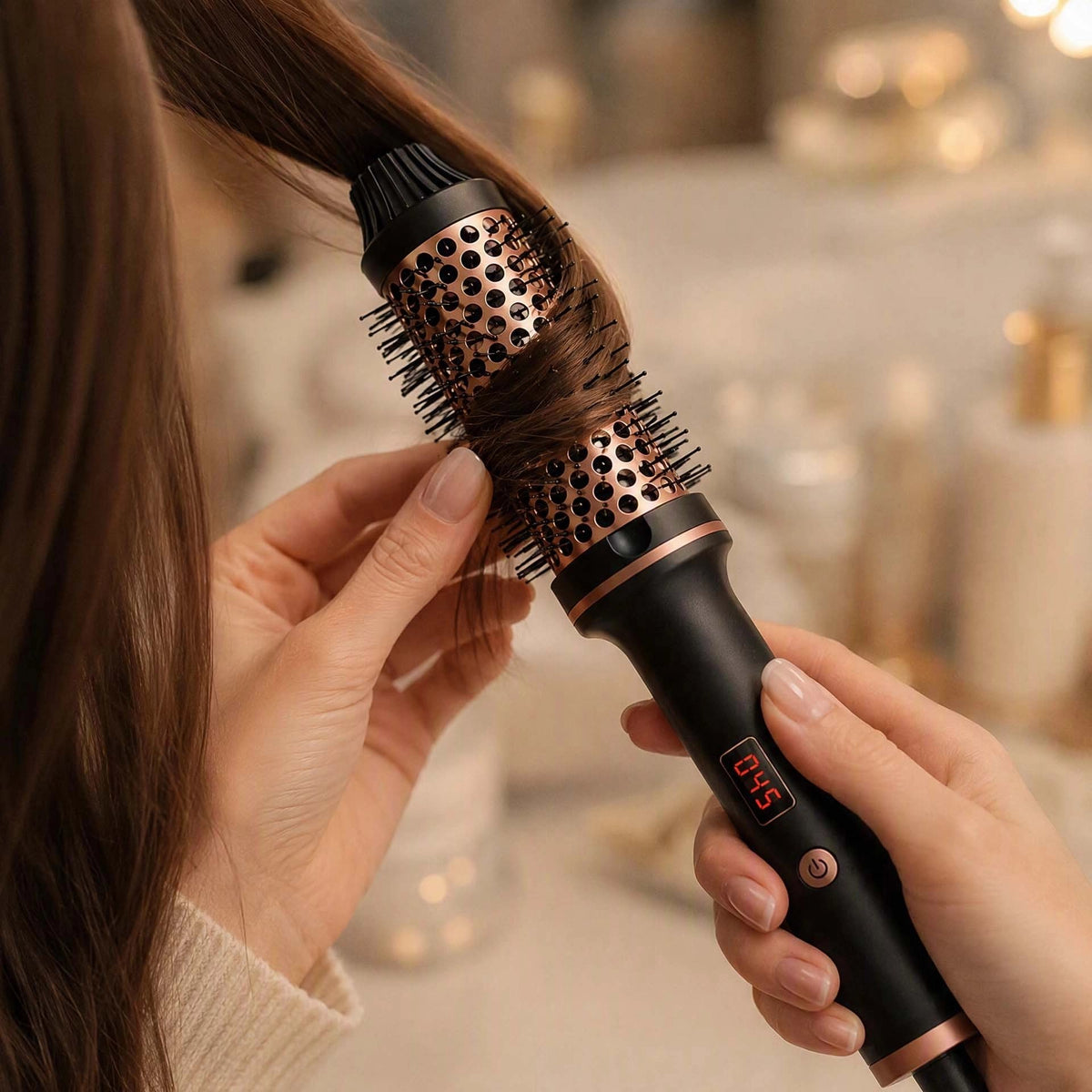Brosse chauffante femme qui coiffe une mèche de cheveux 