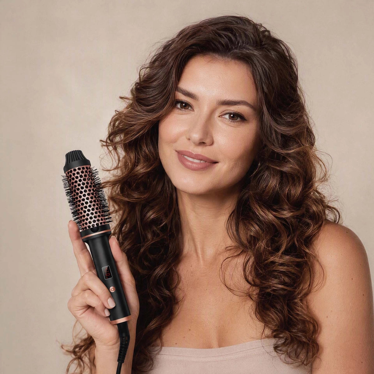 Brosse chauffante femme qui tient la brosse afin d'en apprécier toutes les caractéristiques 
