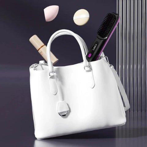 brosse chauffante de couleur noire glissée dans un sac à main blanc 