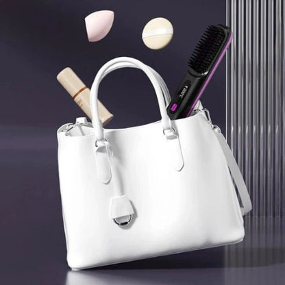 brosse chauffante de couleur noire glissée dans un sac à main blanc 