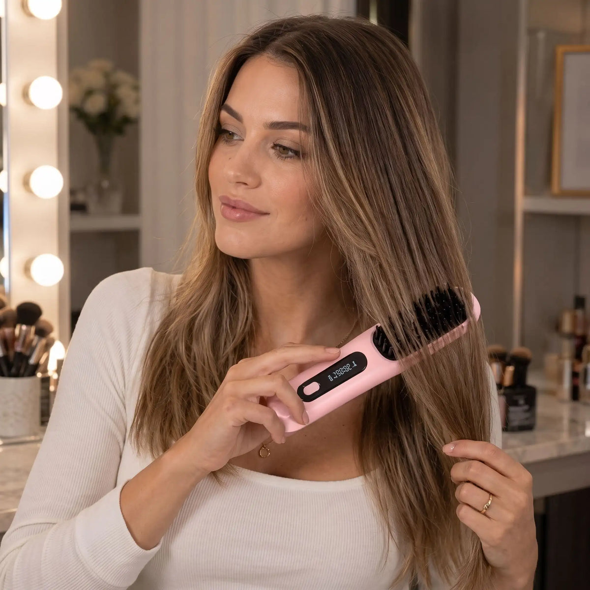 brosse chauffante jeune femme aux cheveux châtains qui se coiffe 