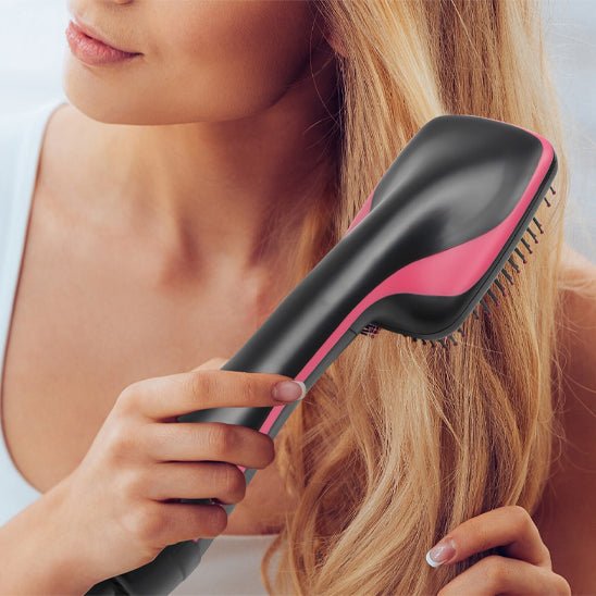 jeune femme cheveux longs blonds qui se coiffe avec la brosse chauffante sèche cheveux