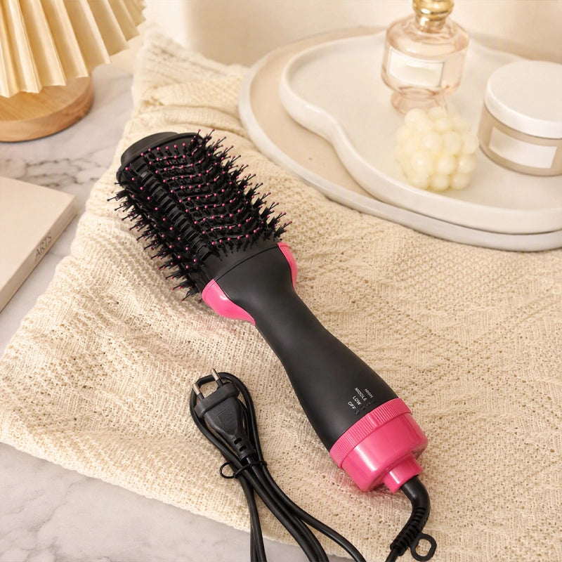 brosse chauffante posée sur un plan beige 