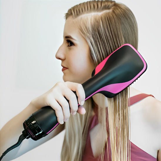 jeune femme cheveux longs châtains blonds qui se coiffe avec la brosse chauffante sèche cheveux