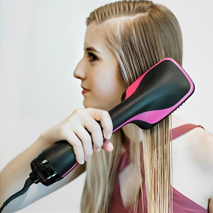 jeune femme cheveux longs châtains blonds qui se coiffe avec la brosse chauffante sèche cheveux