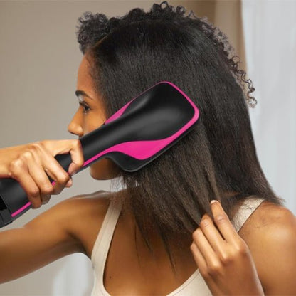 jeune femme cheveux bouclés mi longs bruns qui se coiffe avec la brosse chauffante sèche cheveux