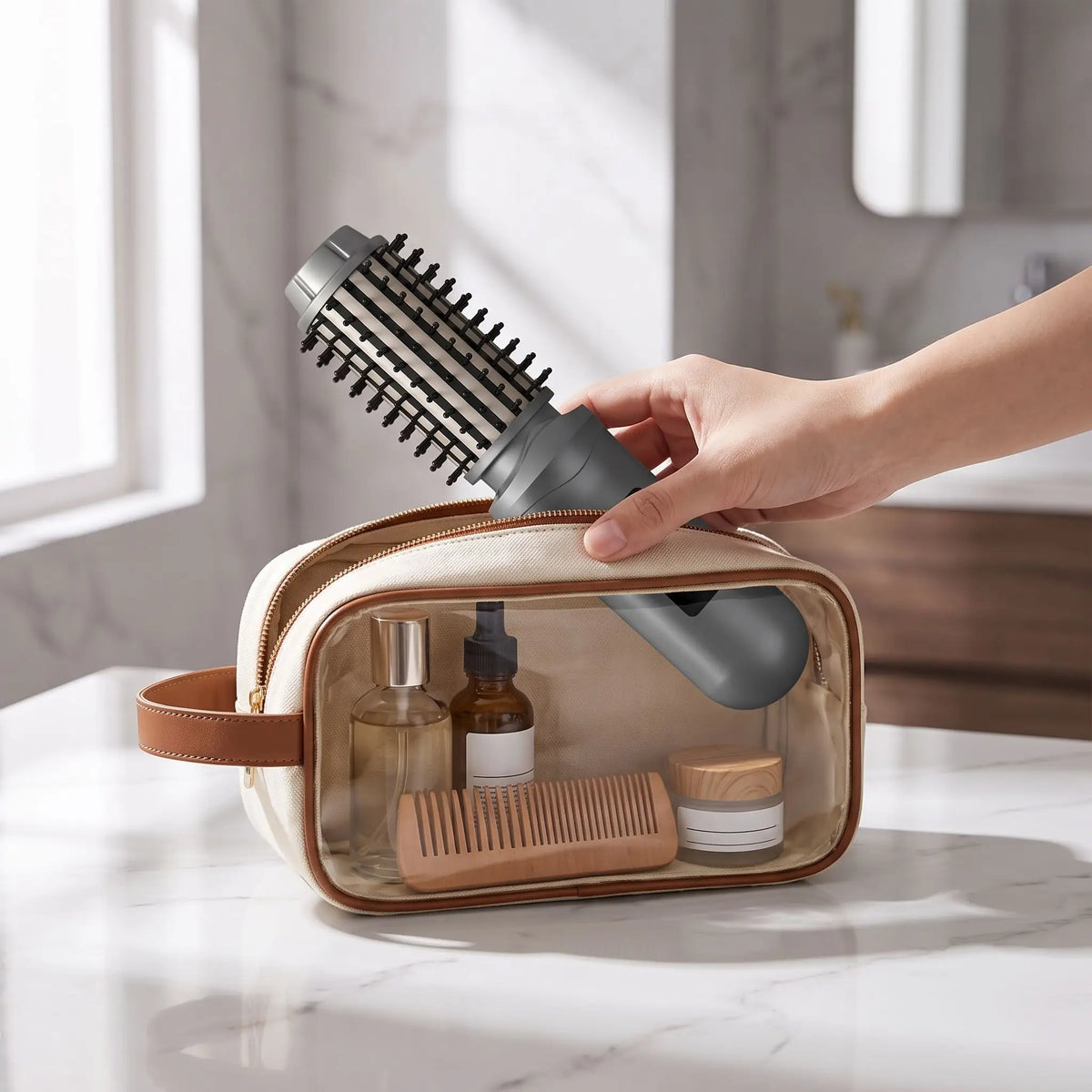brosse chauffante une main qui place la brosse dans une trousse à maquillage