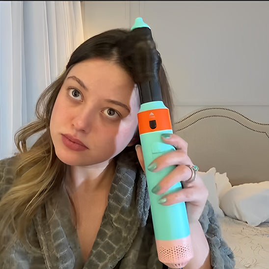 Jeune femme longs cheveux bruns qui se coiffe avec la brosse chauffante 5 en 1