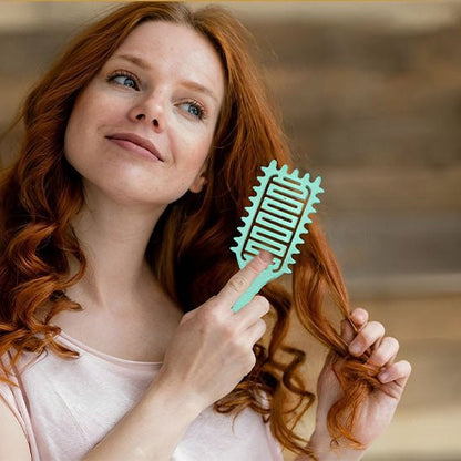 Jeune femme aux longs cheveux châtains qui coiffe ses cheveux avec la brosse cheveux bouclés verte