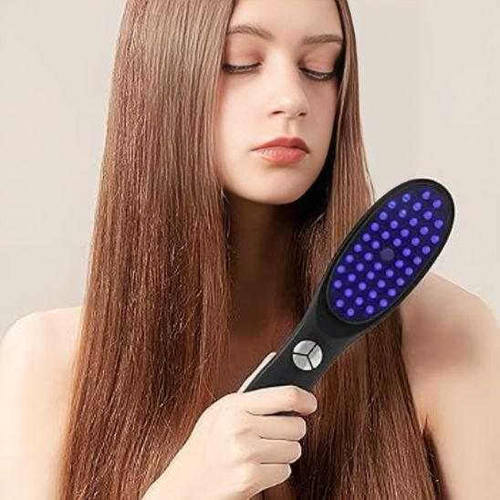 Brosse massante cheveux jeune femme qui se brosse les cheveux 