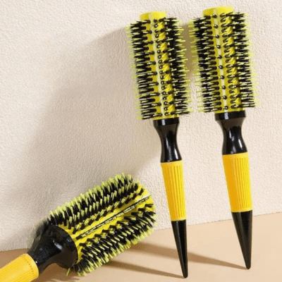 Brosse poil de sanglier 3 formats adossées debout contre un mur crème