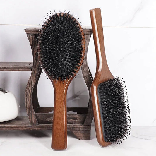 Brosse poil de sanglier format ronde et carrées adossées contre une pièce de bois foncé décorative