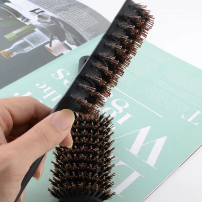 Brosse poil de sanglier tenue par une main de femme une revue de mode en décoration en arrière plan