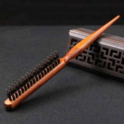 Brosse Poil de Sanglier adossée contre une pièce de bois décorative
