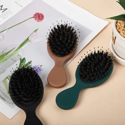 Brosse poil de Sanglier posée sur une table jaune et sur un magazine