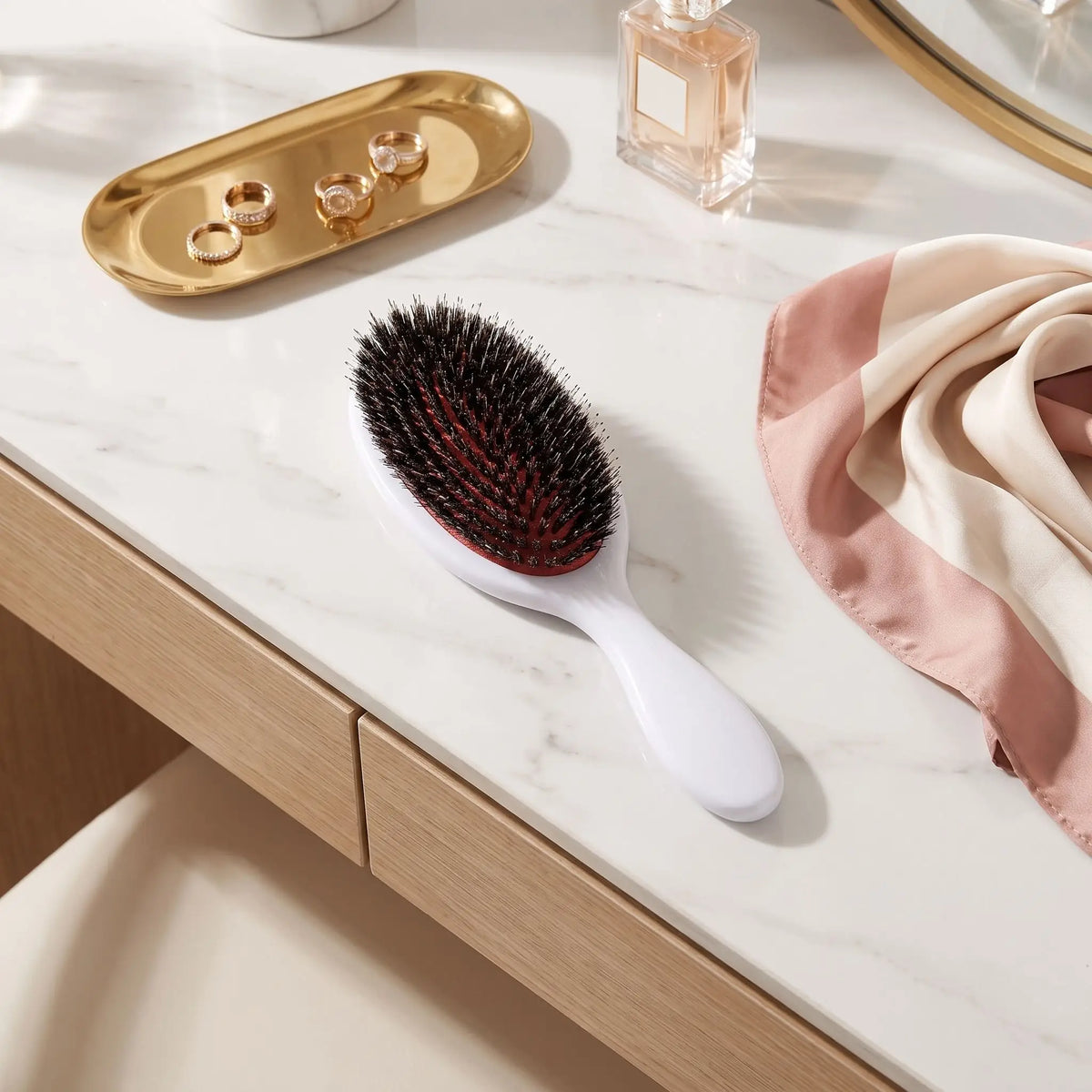 brosse poil de sanglier naturel blanche posée sur un plan blanc 