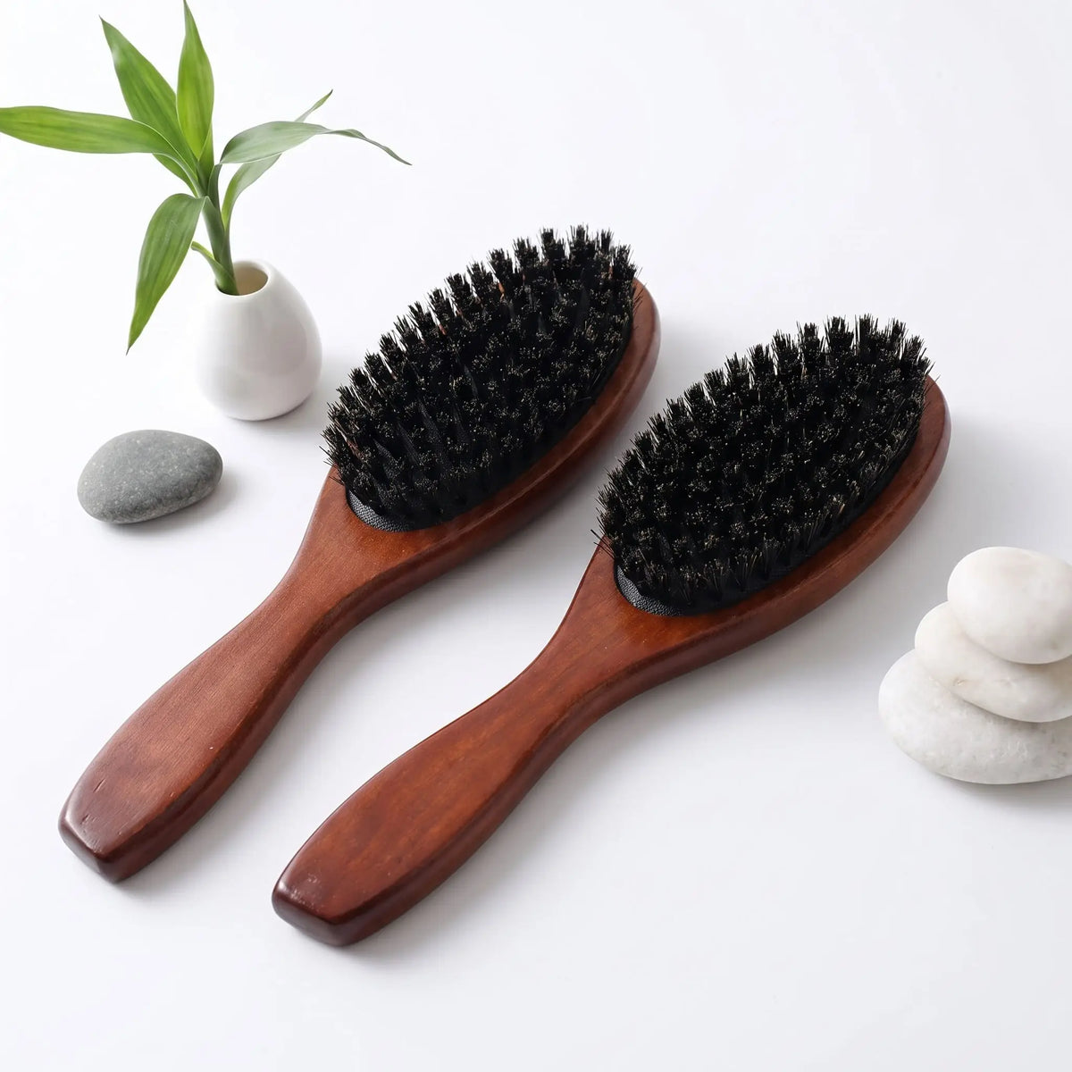brosse poil de sanglier naturel posée sur un plan blanc 