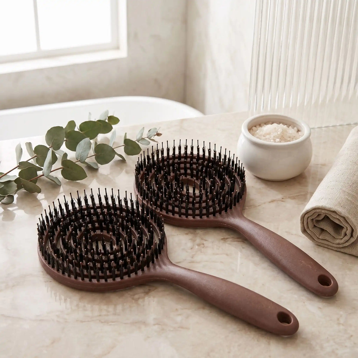 brosse poil de sanglier naturel posée sur un plan crème 