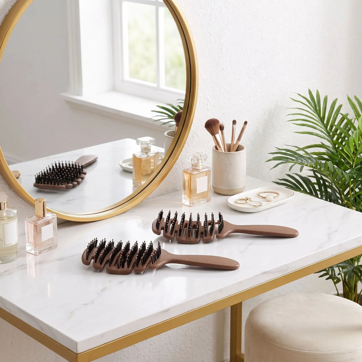 brosse poil de sanglier naturel posée sur une table de maquillage 