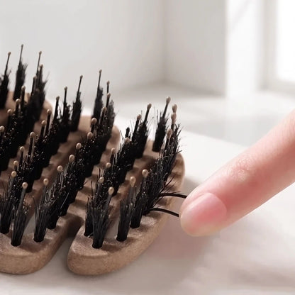 brosse poll de sanglier naturel un doigt qui touche les poils naturels de la brosse
