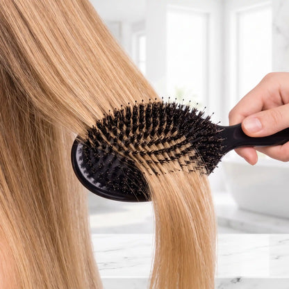 brosse poil de sanglier naturel une main qui coiffe des cheveux blonds lisses 