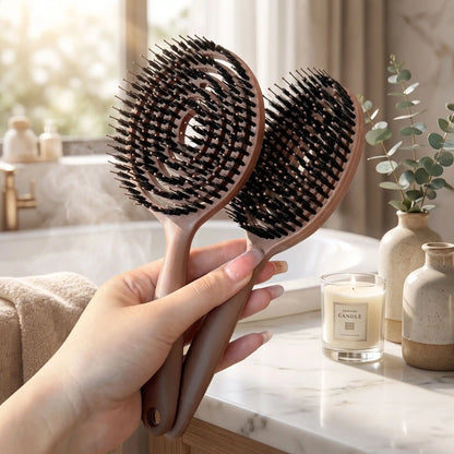 brosse poil de sanglier naturel une main qui tient les brosses pour en apprécier les caractéristiques