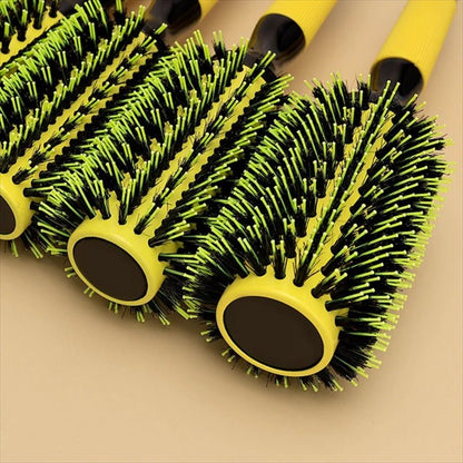 Brosse poil de sanglier 4 formats démontrés posés sur un plan jaune clair