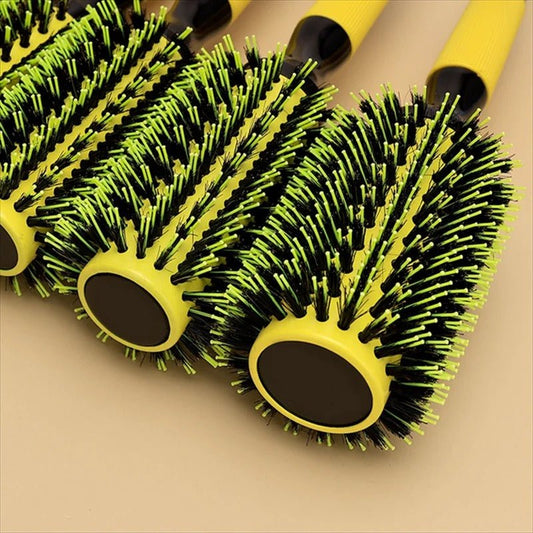 Brosse poil de sanglier 4 formats démontrés posés sur un plan jaune clair