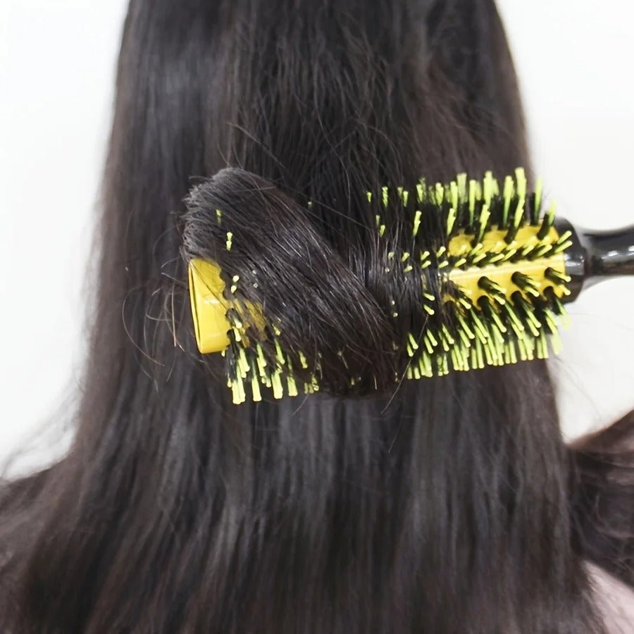 Jeune femme vue de dos qui se coiffe avec la brosse poil de sanglier natureliss