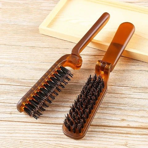 Brosse en poil de sanglier pliable posées sur un sous plat jaune