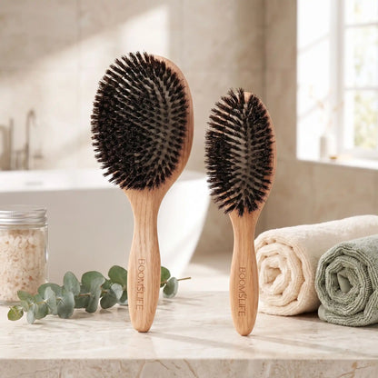 brosse poil de sanglier posée sur un plan beige 