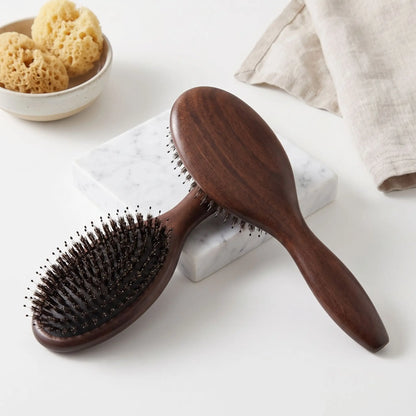 brosse poil de sanglier posée sur un plan blanc et gris décoratif 