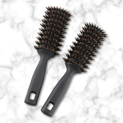 Brosse Poil de Sanglier demi posées sur un comptoir de marbre blanc et gris