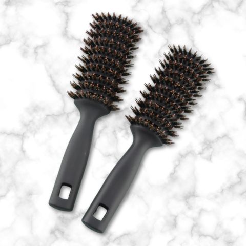 Brosse Poil de Sanglier demi posées sur un comptoir de marbre blanc et gris