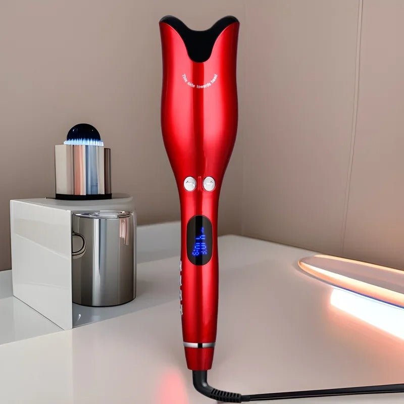 Fer bouclant de couleur rouge placé debout sur un plan blanc 