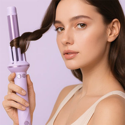 Jeune femme de 20-25 ans aux longs cheveux bruns qui se coiffe avec le fer bouclant de couleur violette