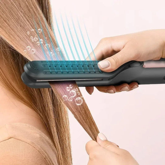 Jeune femme aux longs cheveux châtains clairs se fait coiffer par un professionnel de la coiffure avec le fer bouclant lisspro 2 en 1