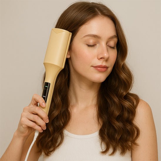 Jeune femme aux longs cheveux roux qui se coiffe avec le fer bouclant perfectwaves