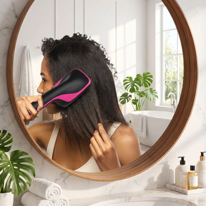 jeune femme afro qui coiffe ses cheveux bouclés avec la brosse chauffante séchoir