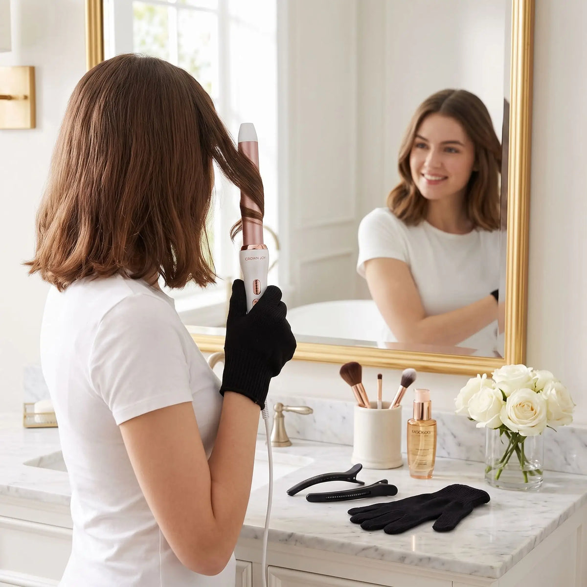 jeune femme aux cheveux mi longs bruns se coiffant avec le boucleur 