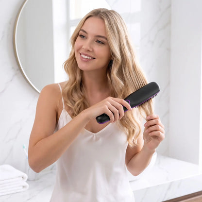 jeune femme blonde qui se coiffe avec la brosse chauffante 