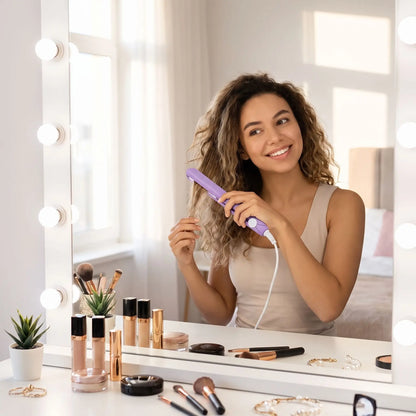 jeune femme cheveux boucles qui se coiffe avec le lisseur couleur mauve