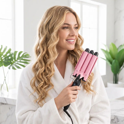 jeune femme aux  longs cheveux blonds qui se coiffe avec le boucleur 3 tubes 